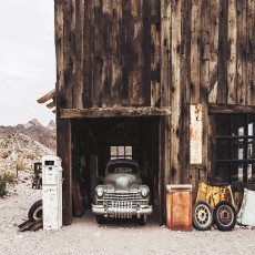 Papier peint mural « Garage vintage de voitures classiques » pour le salon