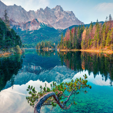 Papier peint mural « Lac alpin et montagnes » pour le salon