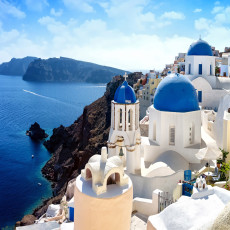 Papier peint mural « Santorini : dômes bleus et mer » pour le salon