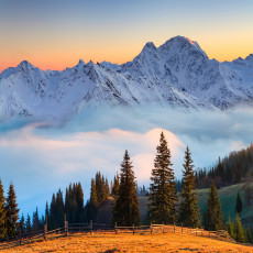 Papier peint mural « Montagnes enneigées au coucher du soleil » pour le salon