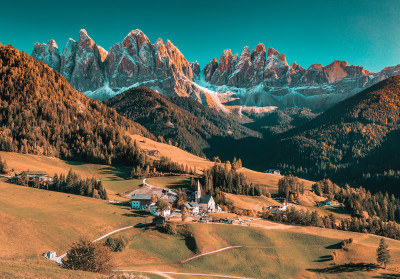 Papier peint mural représentant les Dolomites et un village, pour le salon