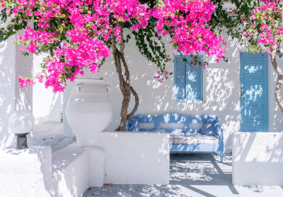 Papier peint mural « Patio grec avec bougainvilliers » pour le salon