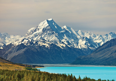 Papier peint mural « Montagnes et lac turquoise » pour le salon
