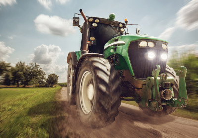 Papier peint mural « Champ avec tracteur vert » pour le salon